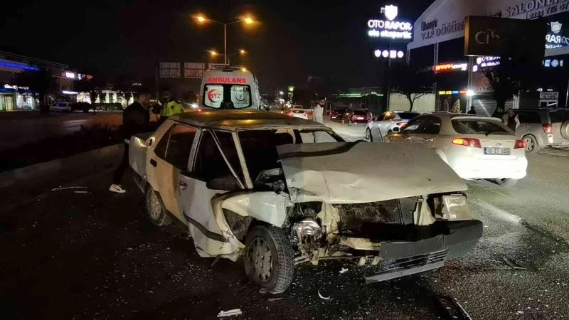 Kazada kanlar içinde kalan sürücü hurdaya dönen aracını düşündü
