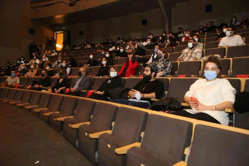 Nilüfer Kent Tiyatrosu Kuş Öpücüğü ile sahnede
