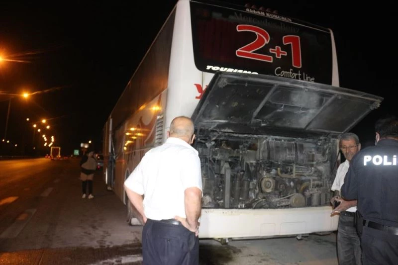 Adana’da şehirlerarası yolcu otobüsünün motorunda çıkan yangın hasara yol açtı
