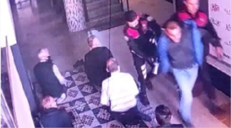 Namaz kılarken neye uğradıklarını şaşırdılar
