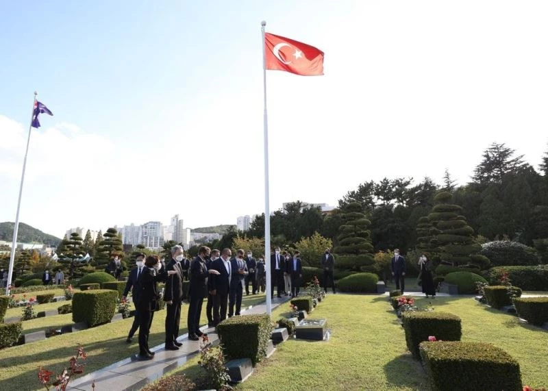 Bakan Çavuşoğlu’ndan Kore şehitlerinin yattığı BM Anıt Mezarlığı’na ziyaret
