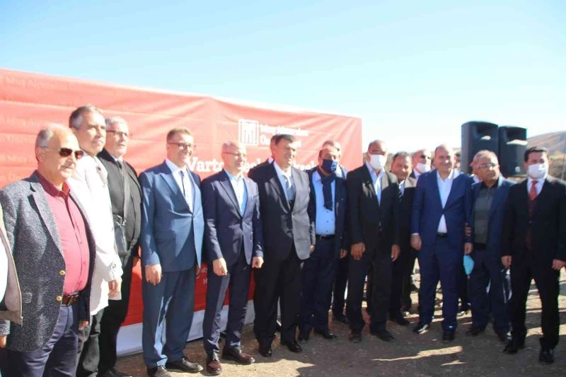 İmkansızlıktan kaldığı evin yerine şimdi yüksekokul yaptırıyor
