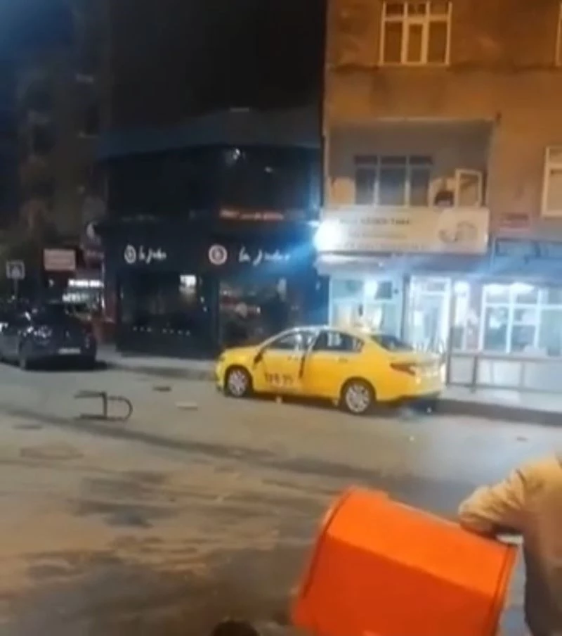 Eski çalıştığı durağın taksisini parçaladı, o anlar kameraya yansıdı
