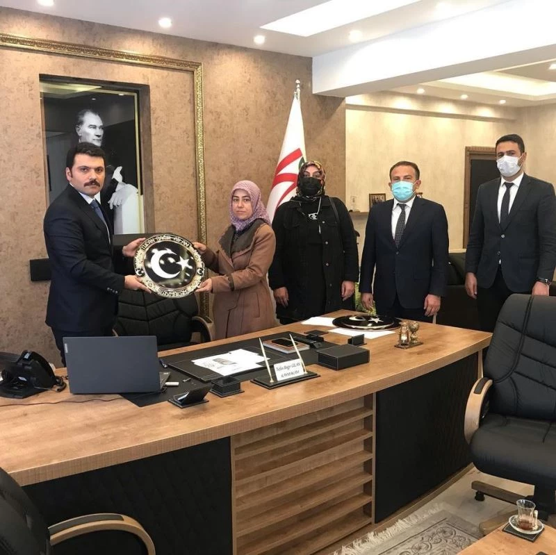 Kadınlardan Kaymakam Gilan’a bakır işlemeli ay yıldız hediyesi
