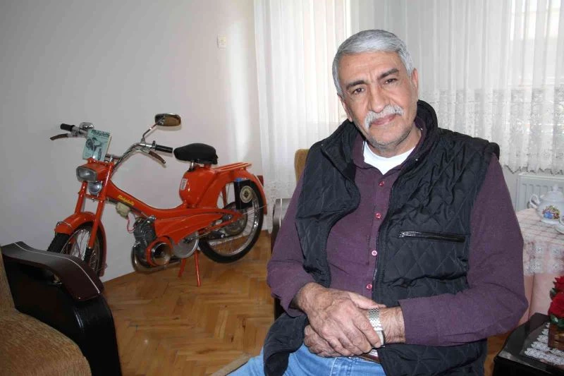 Gözü gibi baktığı motorunu evinin odasında muhafaza ediyor
