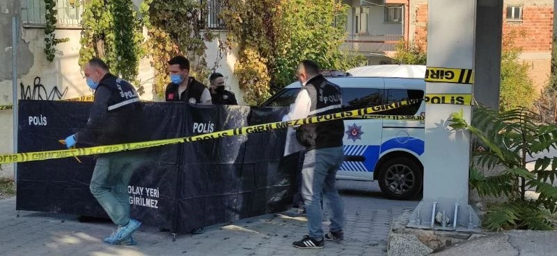 Üst geçitten düşen adam hayatını kaybetti
