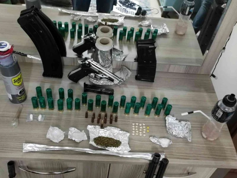 Polisten kaçan sürücüden silah ve uyuşturucu çıktı
