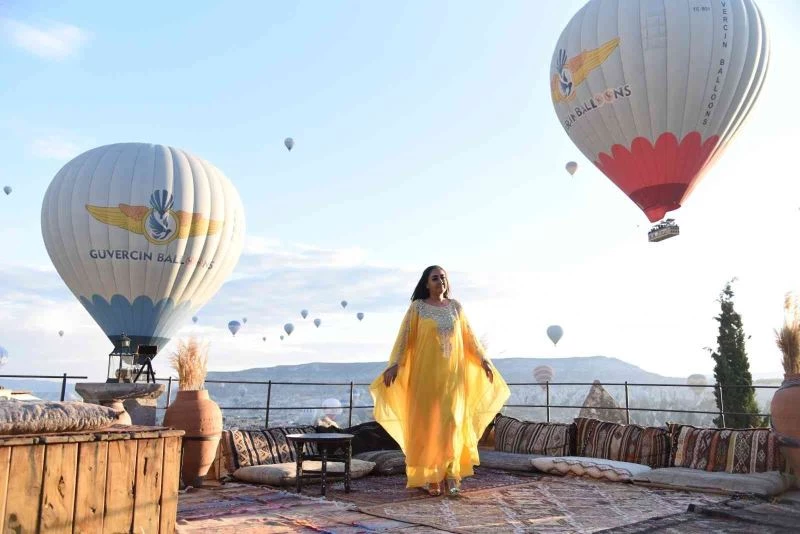 Gönüllü turizm elçisi Berna Ayata, sosyal medyada yayınlamak için Kapadokya’da poz verdi
