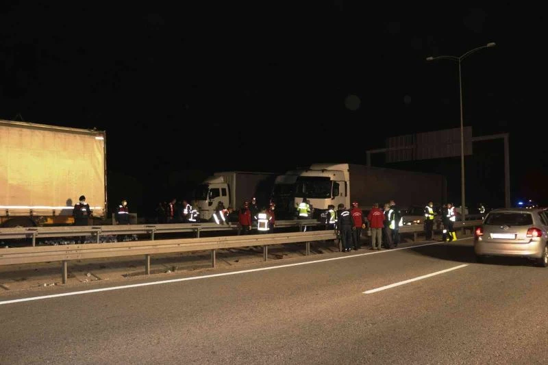 Tırın kasasından dökülen salçalar faciaya neden oldu: 1 ölü, 10 yaralı
