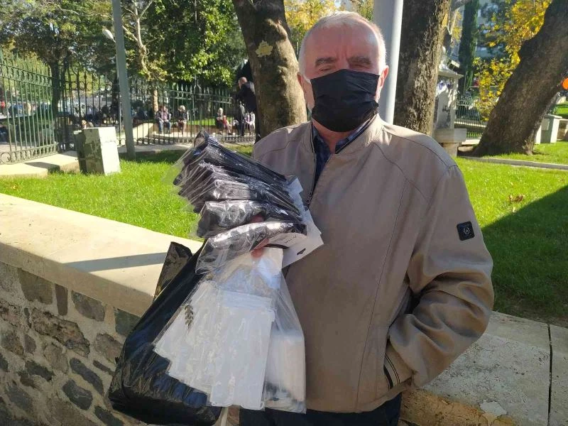 Görme engelli adam sokak sokak gezip çorap satıyor
