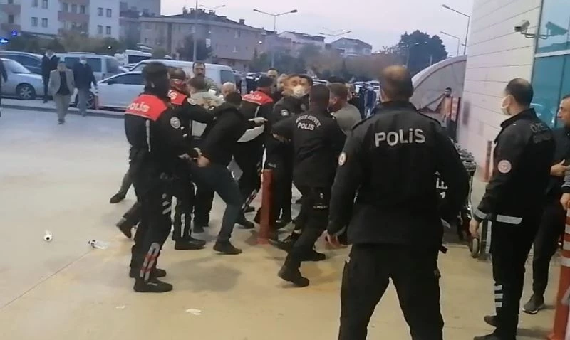 Bıçaklı kavgada 3 nakliyeci yaralandı, hastane önünde kavga devam etti
