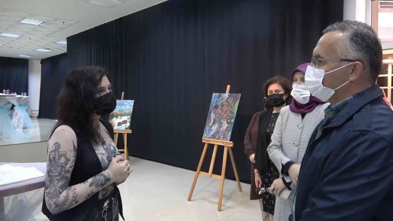 Pandemi sürecinde yaptığı tabloları sergiledi

