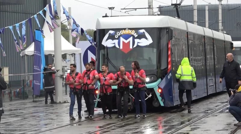İstanbul’da makinistler ve sporcular 48 tonluk treni çekmeye çalıştı
