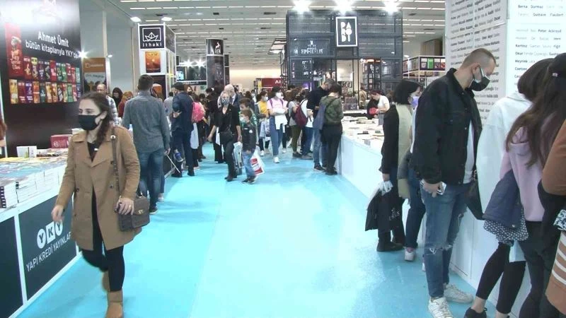 16’ncı Ankara Kitap Fuarı’nda, kitapseverler pandemiye rağmen uzun kuyruklar oluşturdu
