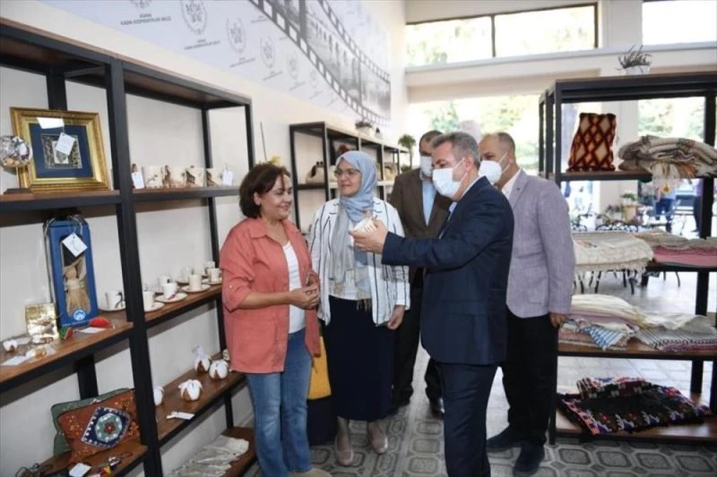 Adana Valisi Elban, el emeği ürünlerin satıldığı mağazayı ziyaret etti