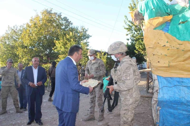 Siirt Valisi Hacıbektaşoğlu tandır ekmeğini Mehmetçikle paylaştı
