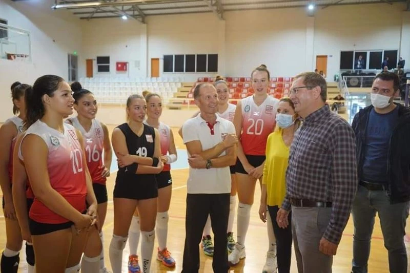 Ayvalıkgücü Belediyespor voleybolda doludizgin
