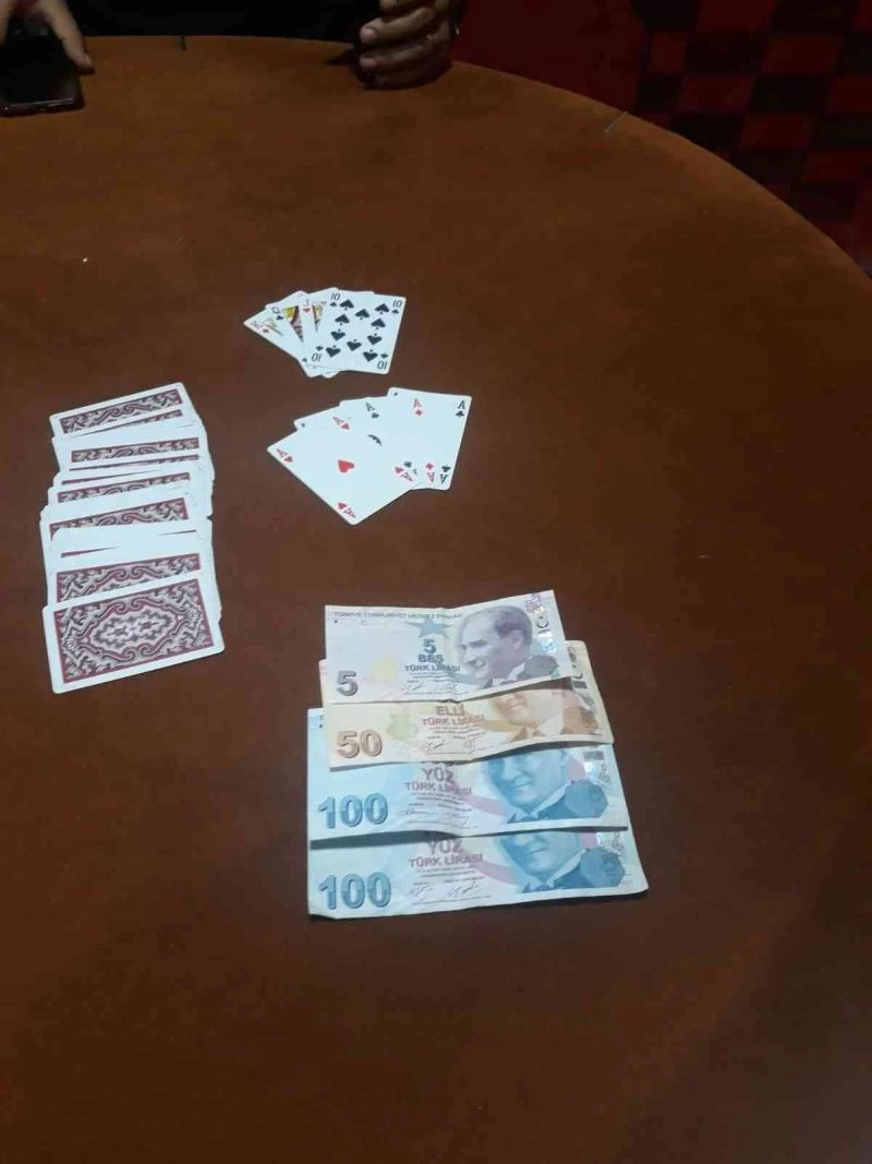 İşyerinde kumar oynayan 5 kişi 6 bin 680 TL cezai işlem uygulandı
