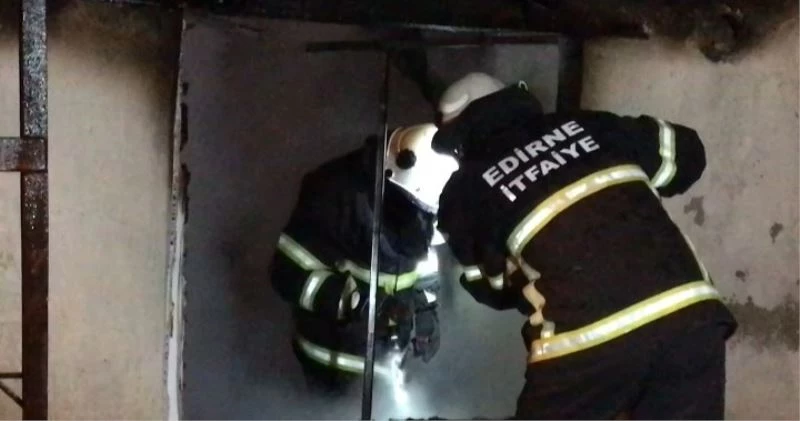 Yangında güvercinler kafesten çıkarılıp gökyüzüne salındı
