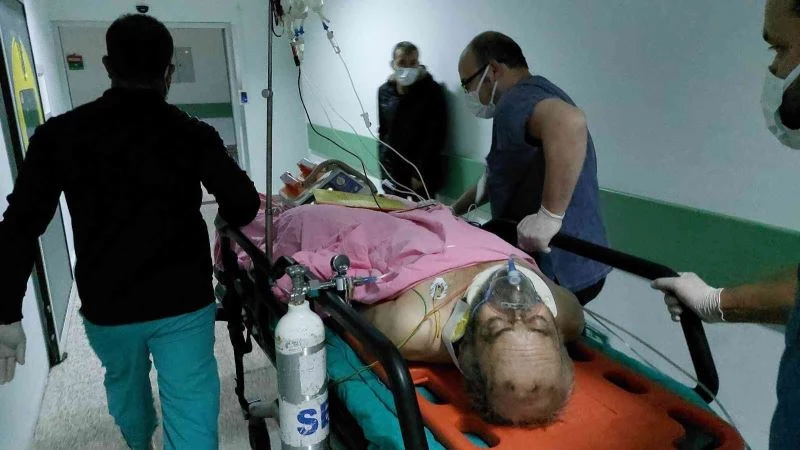 Tamir ettikleri minibüsün altından ezilen 1 kişi öldü, 1 kişi ağır yaralandı
