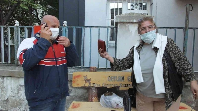 (Özel) Balıkesir’de yolda düşürülen emekli maaşını bulan kadın sahibine teslim etti
