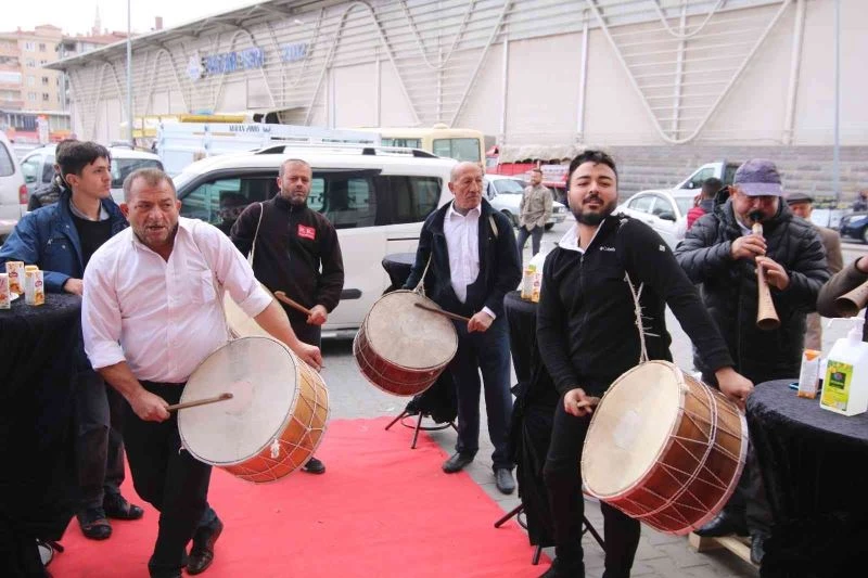 Kırşehirli esnaftan davullu zurnalı açılış
