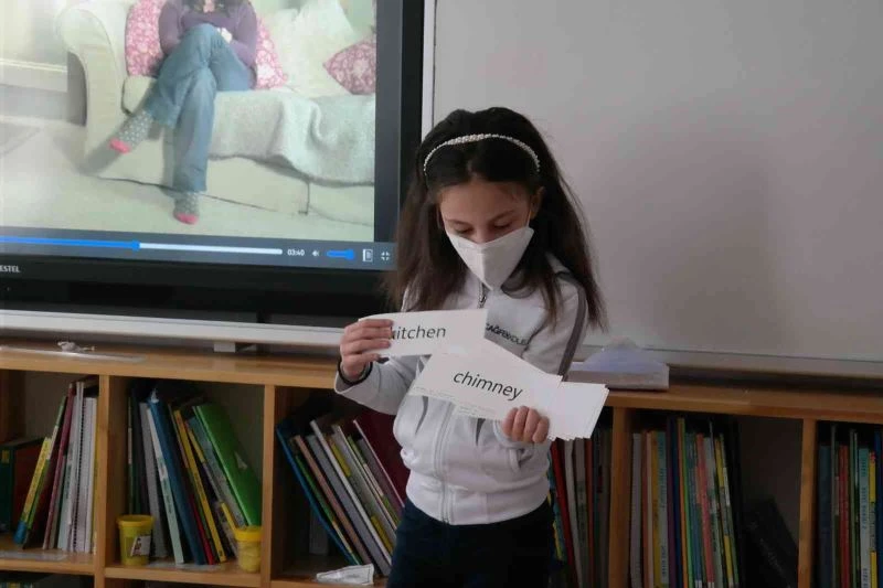  Öğrenciler okullarda yabancı dile maruz bırakılmalı
