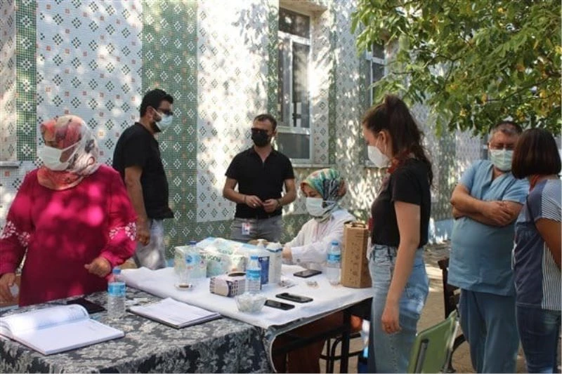 Kaymakam Ünal aşılarını yaptırmaları için vatandaşlar ile bir araya geliyor
