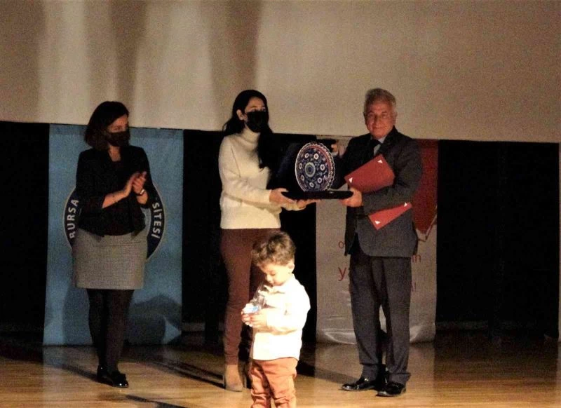 Nakil olup sahneye çocuklarıyla çıkıp emeği geçenlere teşekkür ettiler
