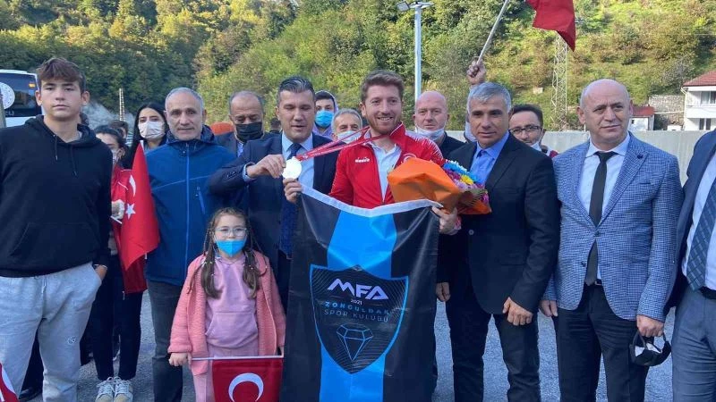 Sönmez çiçeklerle karşılandı
