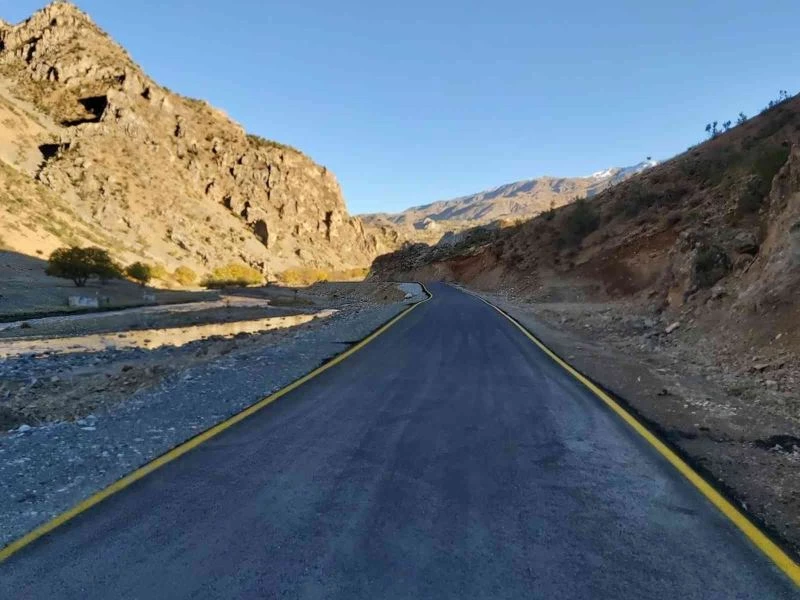 Van’da yenilenen yollarda çizgi ve uyarıcı levha çalışması
