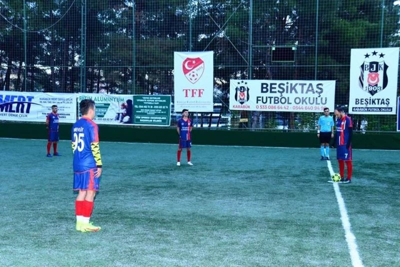 Futbol turnuvasına katılmak için aşılarını yaptırdılar
