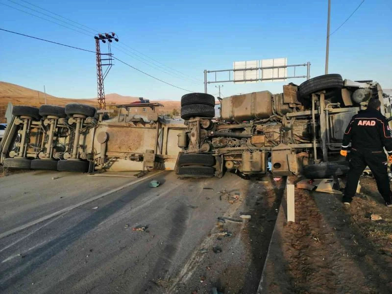 Beton mikseriyle minibüs çarpıştı: 2 ölü, 4 yaralı
