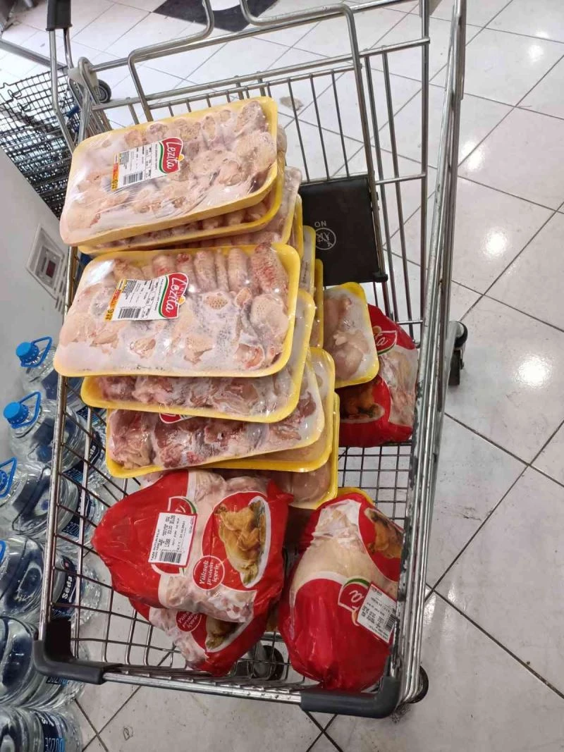 Zabıtanın gözünden kaçmıyor, tarihi geçmiş çok sayıda tavuk ürününe el konuldu
