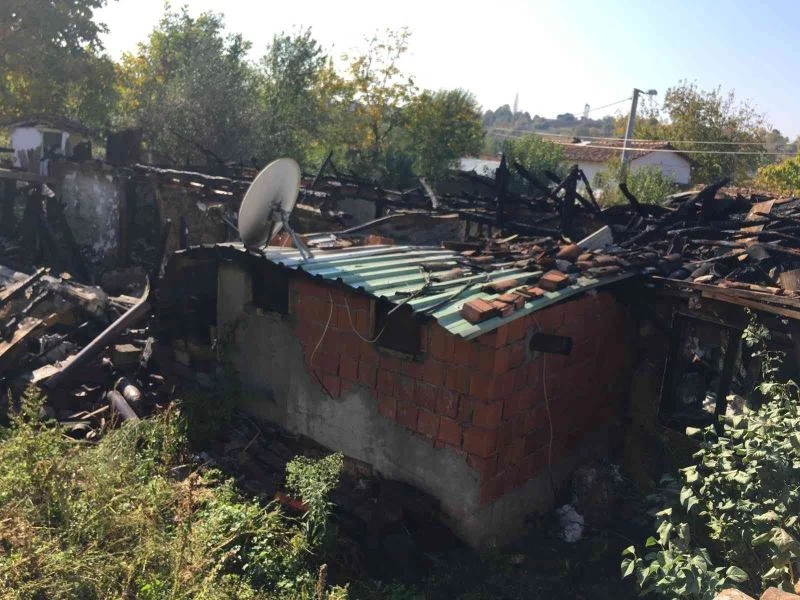 Bilecik’te çıkan yangında kerpiç ev kullanılmaz hala geldi
