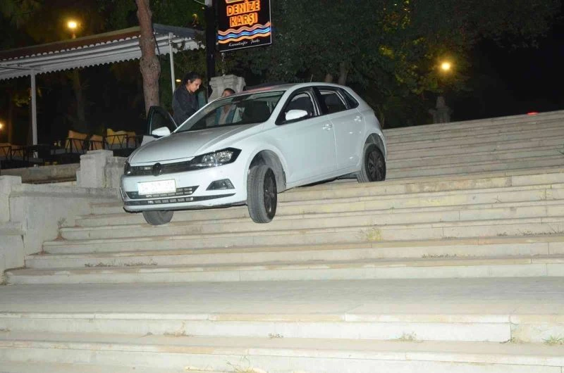 Navigasyona uydu, yolu karıştırdı pes etmedi merdivenlerde asılı kaldı
