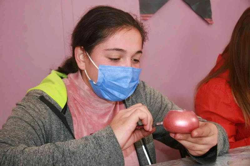 Bu merkezde kadınlar para kazanabilecekleri beceriler kazanıyor
