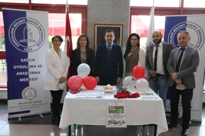 Hasta Hakları Gününde bilgilendirdiler, karanfil dağıttılar
