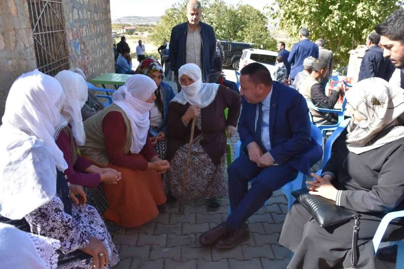 Beyoğlu, memleketi Lice’de vatandaşlara domates ikram etti
