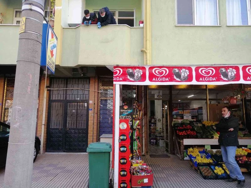 Evinin balkonundan beton zemine düşen zabıta memuru ağır yaralandı
