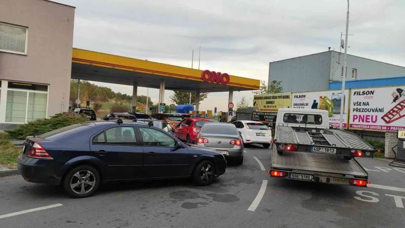 Çekler ucuz akaryakıt istasyonlarında uzun kuyruklar oluşturdu
