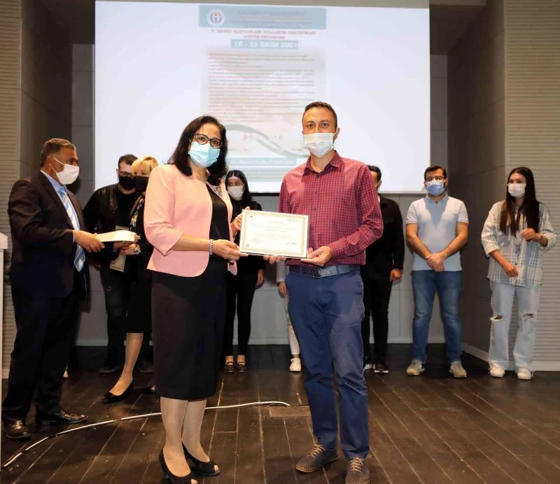 Deney hayvanları kullanım kursunu tamamlayanlar sertifikalarını aldı
