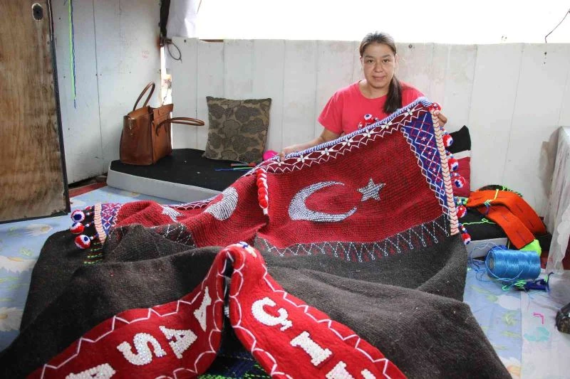 Nakış nakış işlenen bu süsler, develer için
