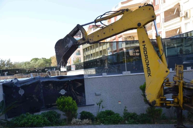 Didim’de “İkiz kulelerin” izinsiz yapılarında yıkıma başlandı
