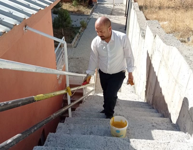 Öğrencilerin kullandığı merdivenler onarıldı
