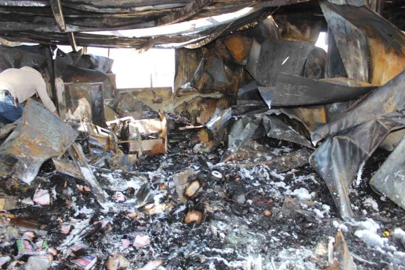 Otobüs terminalindeki yangında 4 iş yeri kullanılamaz hale geldi
