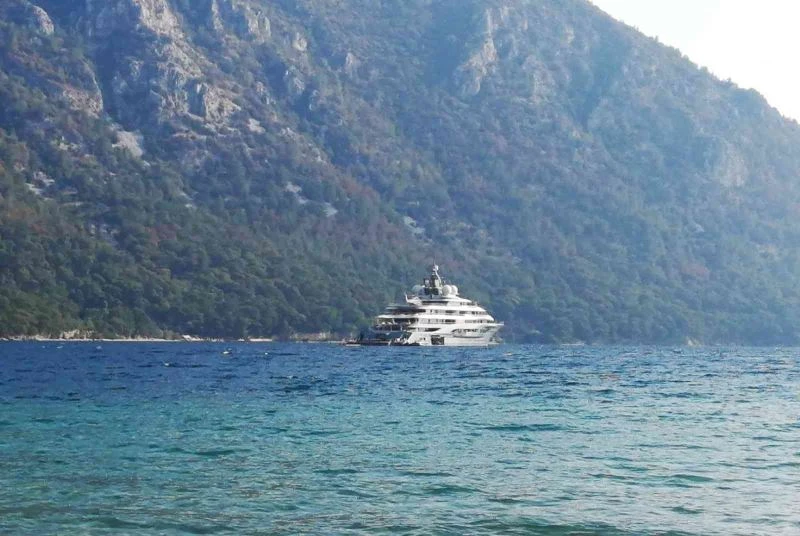 Jeff Bezos’un süper yatı Gökova Körfezine demir attı
