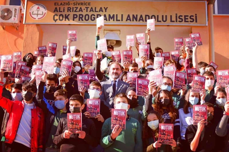 CHP Elazığ İl Başkanı Duran, öğrencilere Nutuk kitabını hediye etti
