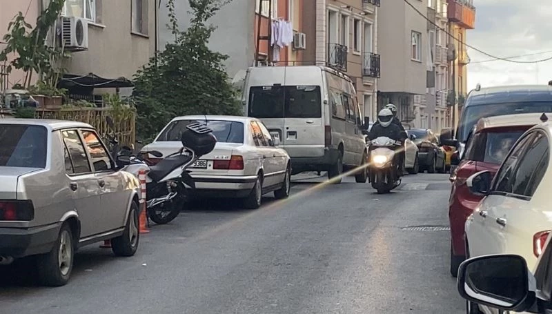 (Özel) Kağıthane’de torbacının evine baskın: Polis kurye kılığında yakaladı
