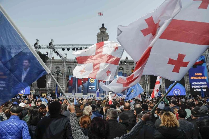 Gürcistan’da iktidar partisi yerel seçimlerin ikinci turu öncesi son kez meydanlara indi
